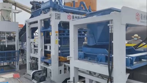 建設機械自動ブロック製造機