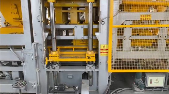 ユーザーフレンドリーなセミオートマチックレンガ製造機のスタートアップビジネス運営用