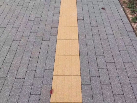 透水性コンクリート舗装ブロック製造機