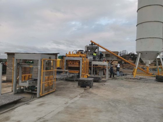 自動空洞レンガブロックコンクリートセメントレンガブロック製造機メーカー 手頃な価格