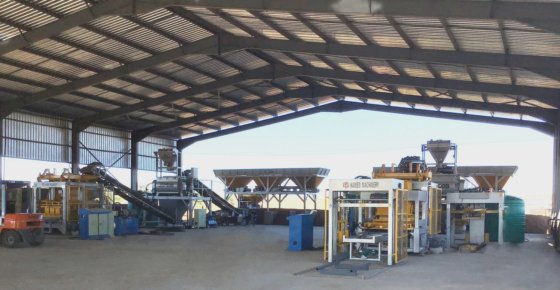 高品質振動油圧レンガブロック機械による透水ブロックの生産