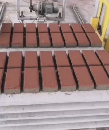建設用レンガ製造機器は、多色の透水性舗装ブロックを生産します。