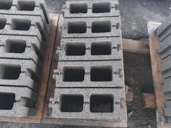 建設用レンガ製造機器は、多色の透水性舗装ブロックを生産します。