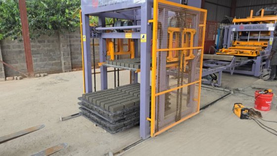 Block making machine with batching