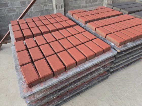 Block making machine with batching