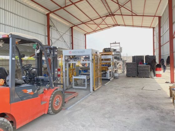 マレーシアインドネシアのセメントハローブロックソリッドレンガ舗装石製造機