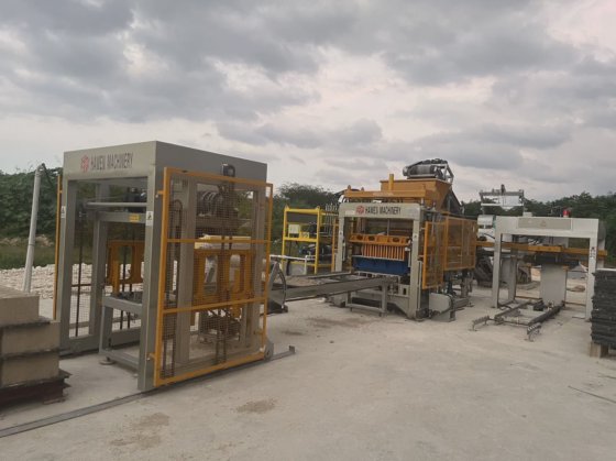 Block making machine with batching