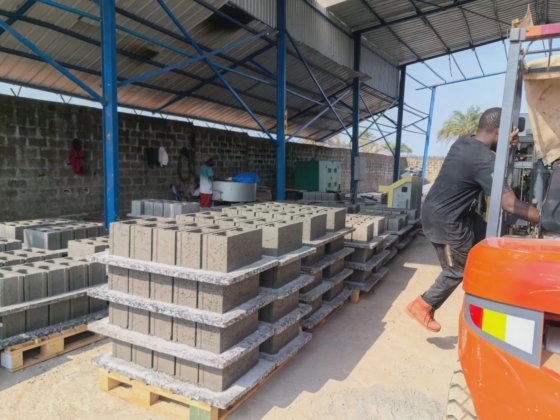 Block making machine with batching