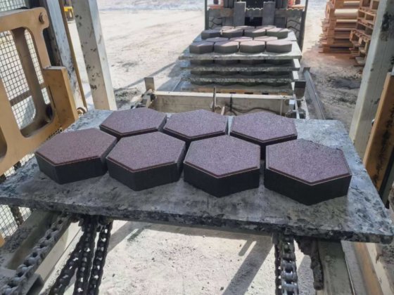 Block making machine with batching