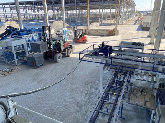 Block making machine with batching