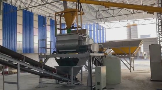 コンクリートツインシャフトミキサーと耐摩耗プレート