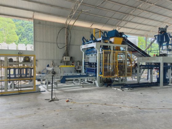 Block making machine with batching
