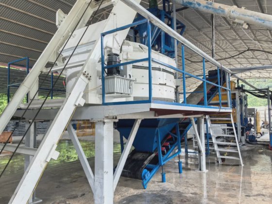 Block making machine with batching