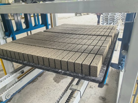 Block making machine with batching
