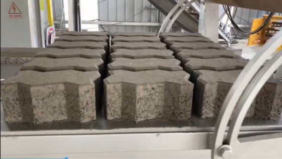 シリアの高度なサーボ振動コンクリートレンガ製造ソリューション ブロック製造機