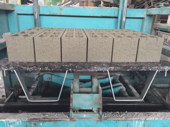 ドイツの技術による建設用レンガ製造機器、透水性舗装ブロックを生産します。