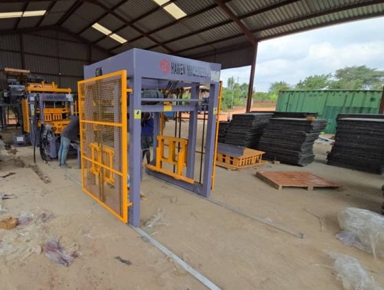 Block making machine with batching