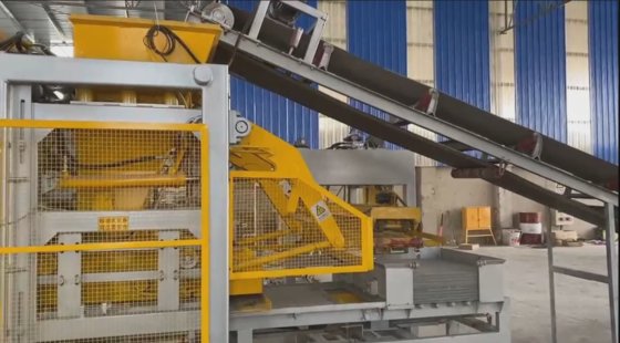 ロシアの空洞コンクリートブロック製造機