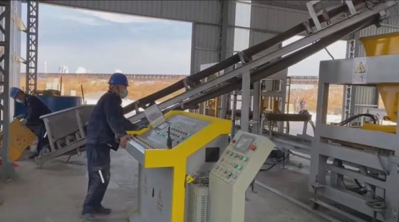 ロシアの空洞コンクリートブロック製造機