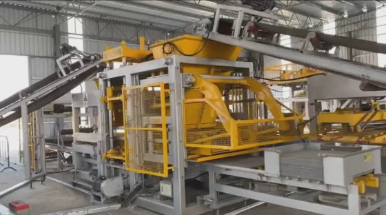 ロシアの空洞コンクリートブロック製造機