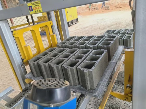 環境に優しいレンガ製造機、再生コンクリート骨材を利用したもの