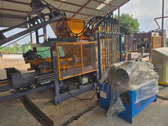 シリアのプレミアム全自動油圧コンクリートレンガ生産ライン ブロック製造機