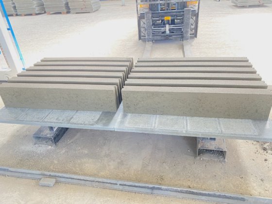 高速道路肩用コンクリートカーブストーン製造機