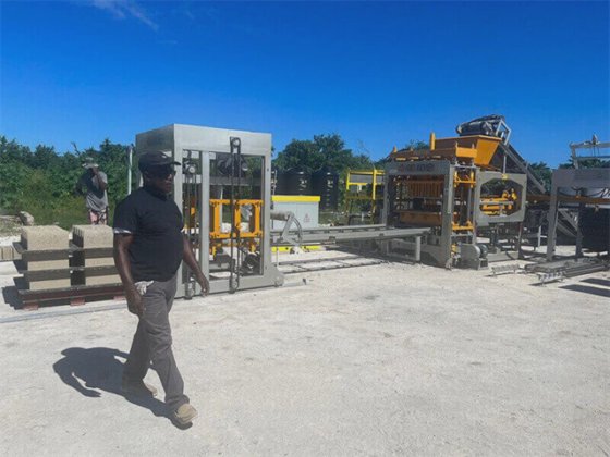 ハードスケープ用セメントと骨材混合コンクリート舗装機械