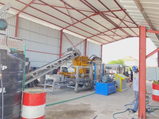 ハードスケープ用セメントと骨材混合コンクリート舗装機械