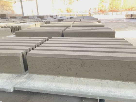 コンクリートレンガ成形機