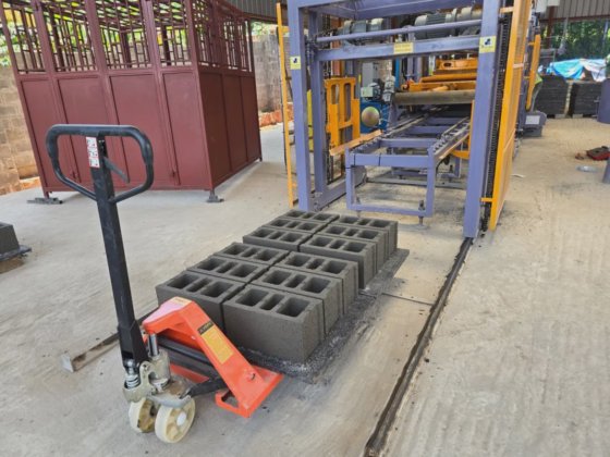 自動最良電動小型成形コンクリート固体ブロック相互接続舗装製造セメント中空レンガ型プラント製造生産機械価格リスト