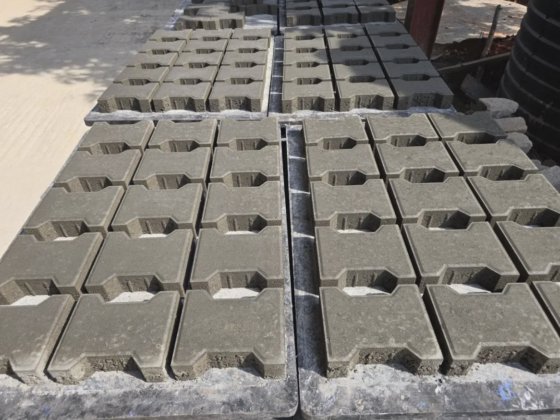 自動最良電動小型成形コンクリート固体ブロック相互接続舗装製造セメント中空レンガ型プラント製造生産機械価格リスト