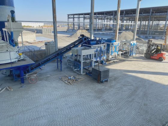 Block making machine with batching