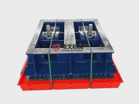 レンガ、ブロック、舗装材製造機のための鋼型の設置