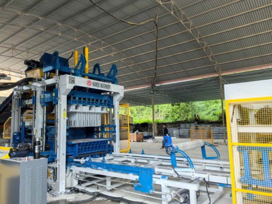 Block making machine with batching