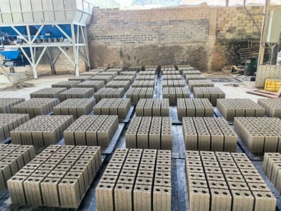 Block making machine with batching