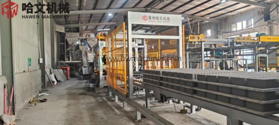 非常に効率的な油圧空洞ブロック製造機、舗装レンガ製造機、セメントブロック製造機、コンクリートブロック製造機 アルジェリアで