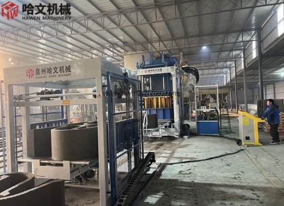 非常に効率的な油圧空洞ブロック製造機、舗装レンガ製造機、セメントブロック製造機、コンクリートブロック製造機 アルジェリアで