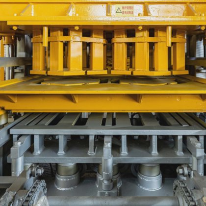 コンクリートブロック舗装用縁石製造機械