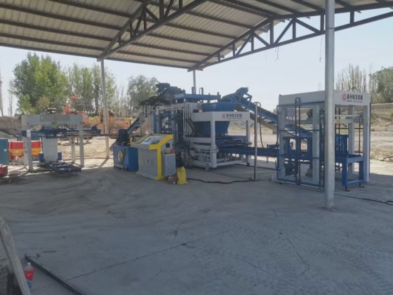 Block making machine with batching