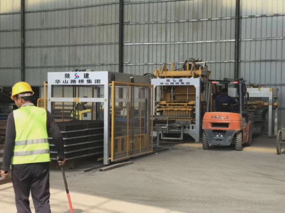 ドイツの技術による全自動セメントコンクリートブロック製造機