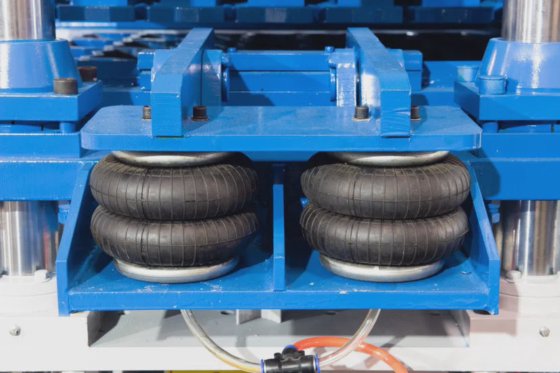 軽量フォーム断熱ブロック成形機