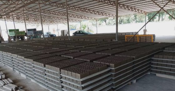 エコユニバーサルレンガ・舗装ブロック製造機