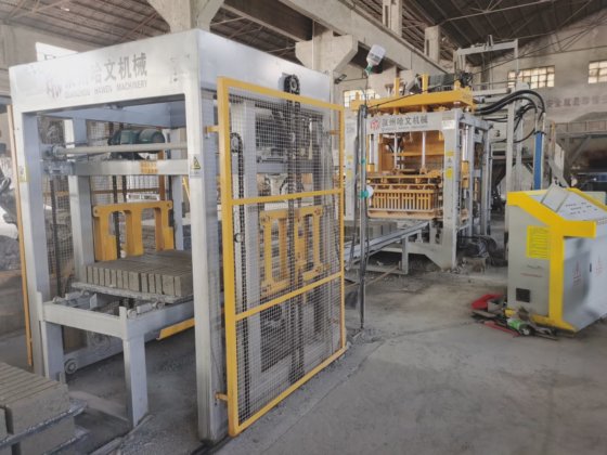 ストックレンガ、マキシ、ハローブロック、舗装材、壁保持具、舗装スラブ製造機