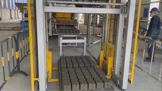 ストックレンガ、マキシ、ハローブロック、舗装材、壁保持具、舗装スラブ製造機