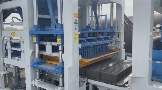 建設機械 コンクリートブロック製造機械