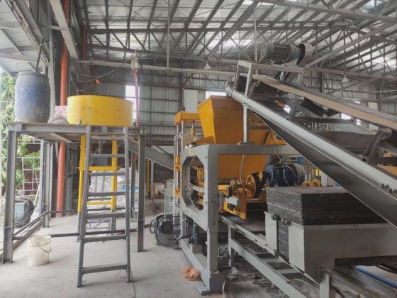 南アメリカ向けのコブ石コンクリートブロック製造機