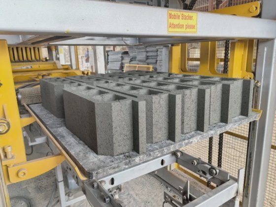 Block making machine with batching