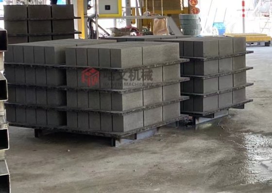 Block making machine with batching
