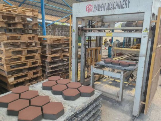Block making machine with batching